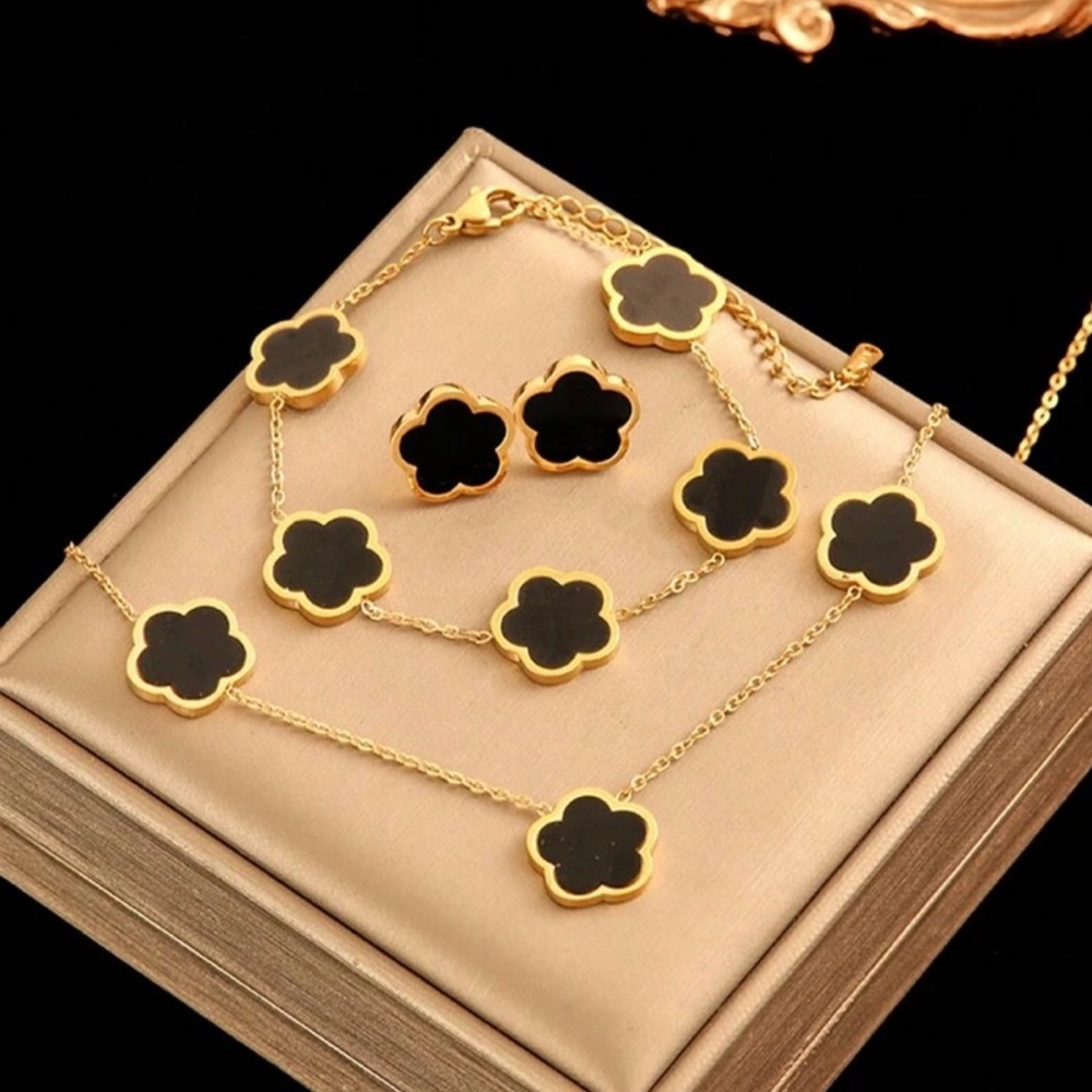 Beautiful 18K Gold Plated Stainless Steel Set Clover